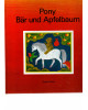 Pony, Bär und Apfelbaum